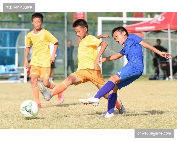 人物特写:防守教练的工作,专门训练侧翼球员的退防选位 人物特写:防守教练的工作,专门训练侧翼球员的退防选位